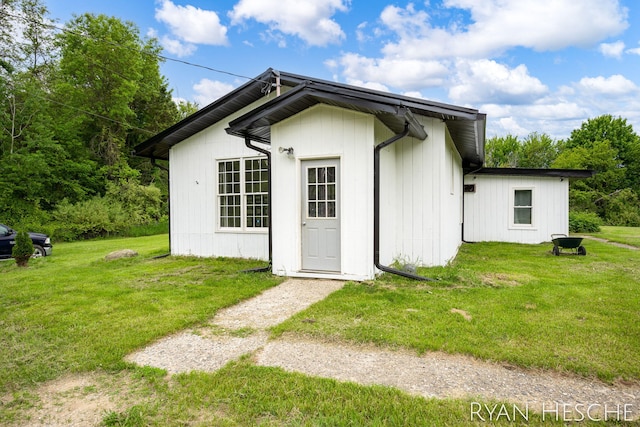 10340 Kartz Rd, Greenville, MI 48838 - back of house featuring a lawn