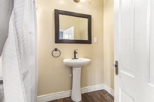 390 W Muskegon Ave, Muskegon, MI 49440 - bathroom with wood finished floors and baseboards