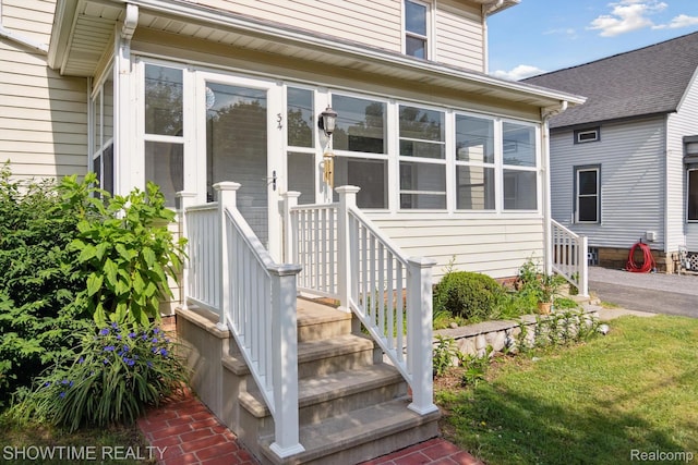 34 Charles St, Hillsdale, MI 49242 - property entrance