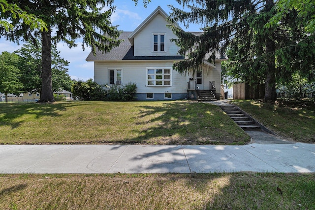 724 E Ludington Ave, Ludington, MI 49431 - view of front facade with a front lawn