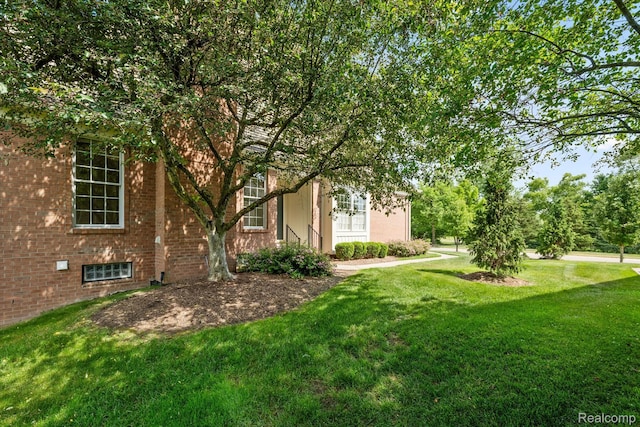 1921 Dunham Dr, Rochester, MI 48306 - view of green lawn