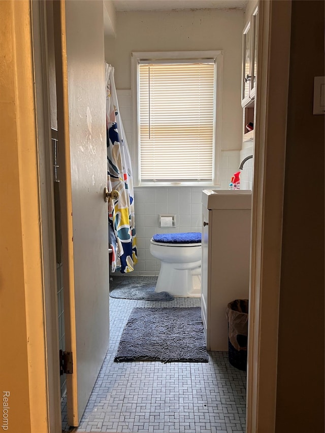 21421 Bournemouth St, Taylor, MI 48225 - bathroom with tile walls, vanity, and a shower with curtain
