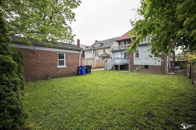 901 Chicago Blvd, Detroit, MI 48202 - fenced backyard featuring stairway