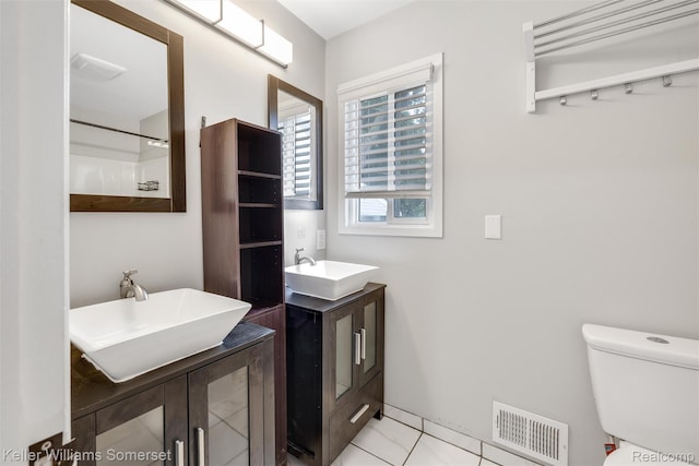 1545 W 9 Mile Rd, Ferndale, MI 48220 - full bath with two vanities and tile patterned floors