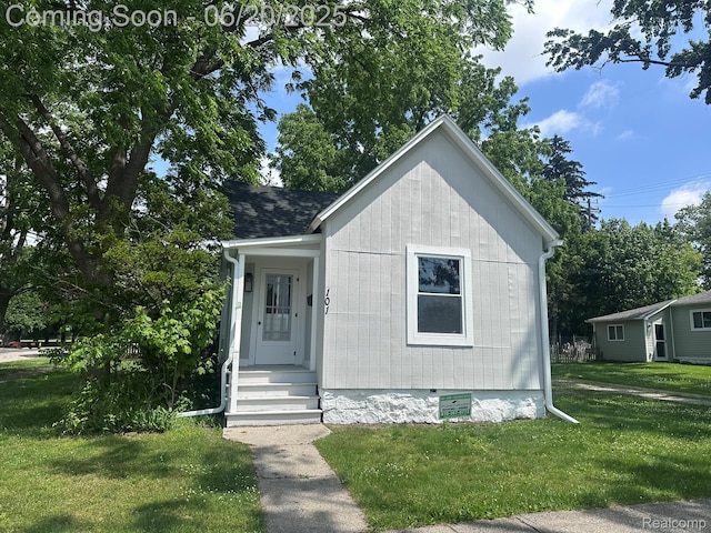 101 Morrell St, Yale, MI 48097 - bungalow-style house with a front lawn, entry steps, and crawl space