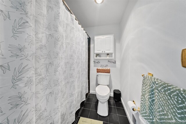 8206 Saint James Ct, Grosse Ile, MI 48138 - full bathroom featuring tile patterned flooring and a shower with shower curtain