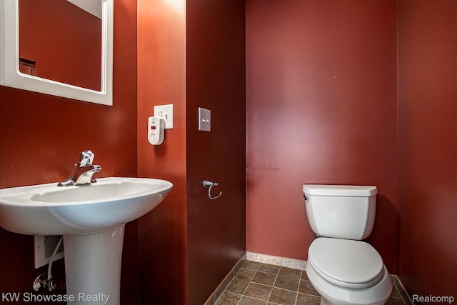 332 Community Dr, Battle Creek, MI 49014 - half bathroom featuring baseboards and toilet