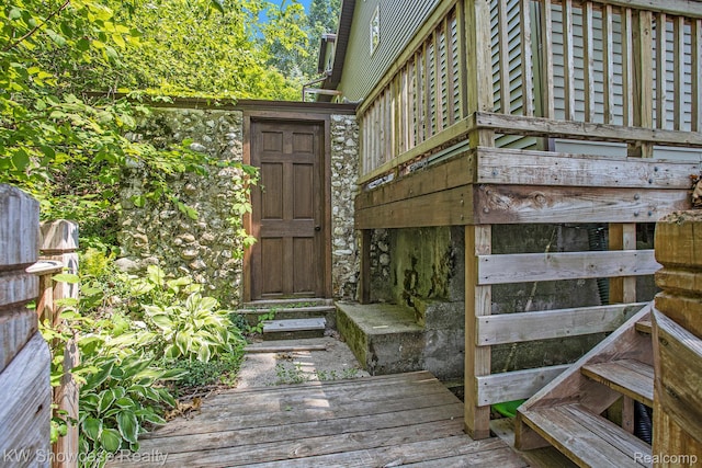332 Community Dr, Battle Creek, MI 49014 - view of wooden deck