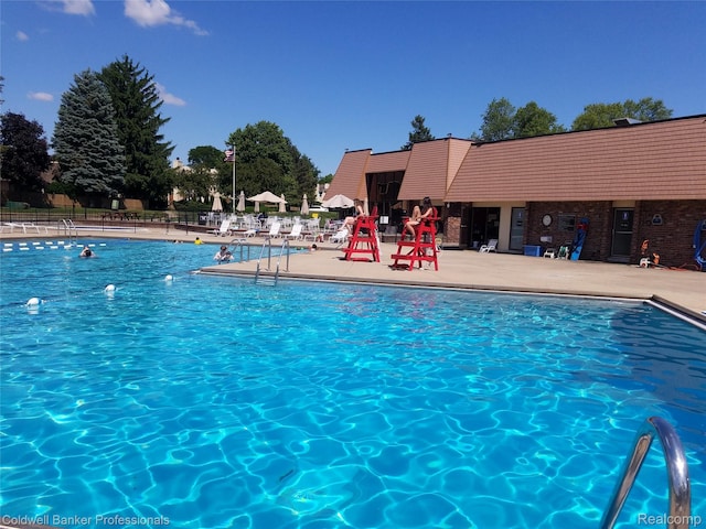 5378 Breeze Hill Pl Apt 32, Troy, MI 48098 - community pool with a patio