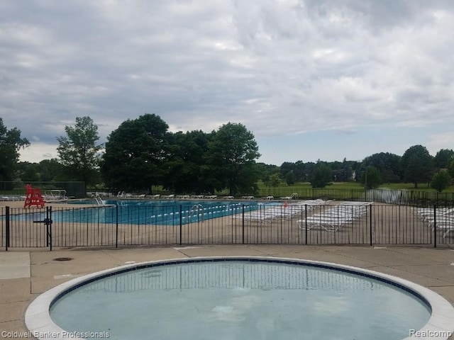 5378 Breeze Hill Pl Apt 32, Troy, MI 48098 - community pool with a patio area