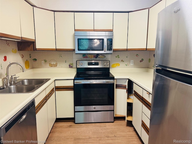 5378 Breeze Hill Pl Apt 32, Troy, MI 48098 - kitchen featuring stainless steel appliances, white cabinetry, light wood-type flooring, tasteful backsplash, and light countertops