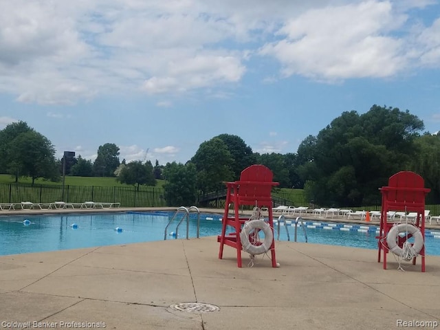 5378 Breeze Hill Pl Apt 32, Troy, MI 48098 - community pool with a patio