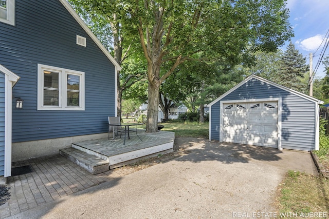 537 Graafschap Rd, Holland, MI 49423 - detached garage featuring concrete driveway