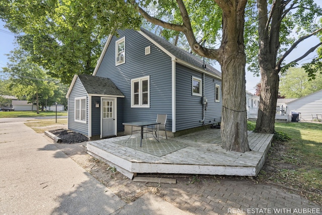537 Graafschap Rd, Holland, MI 49423 - view of front facade featuring a wooden deck and roof with shingles