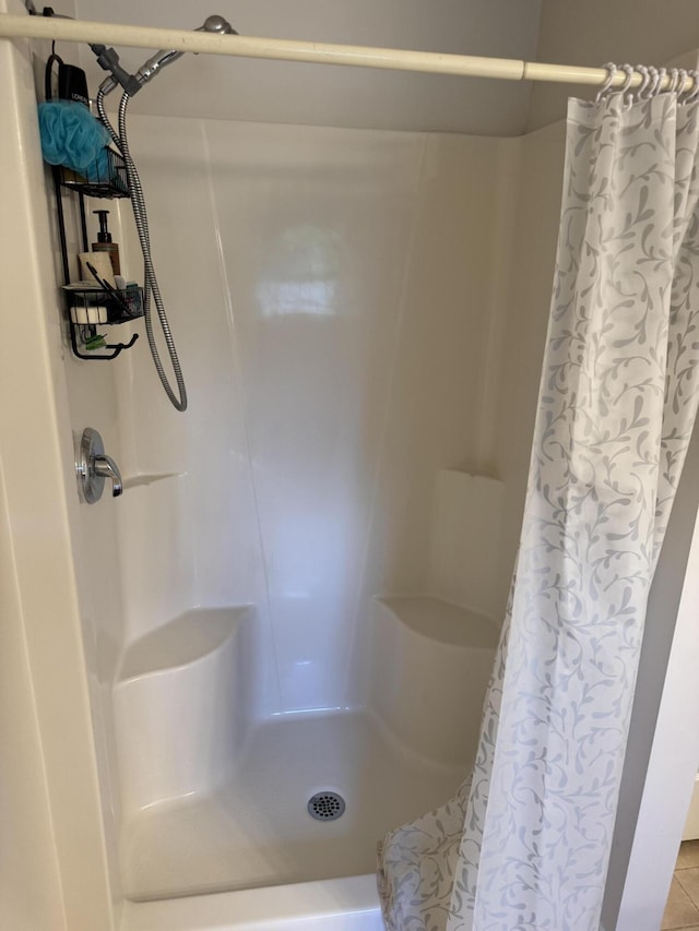 233 Hatch Ave, Coldwater, MI 49036 - full bath with curtained shower