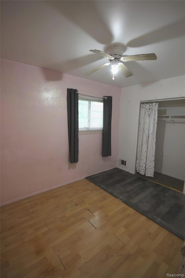 21325 Marie Ave, Warren, MI 48089 - unfurnished bedroom featuring light wood-type flooring, a ceiling fan, and a closet