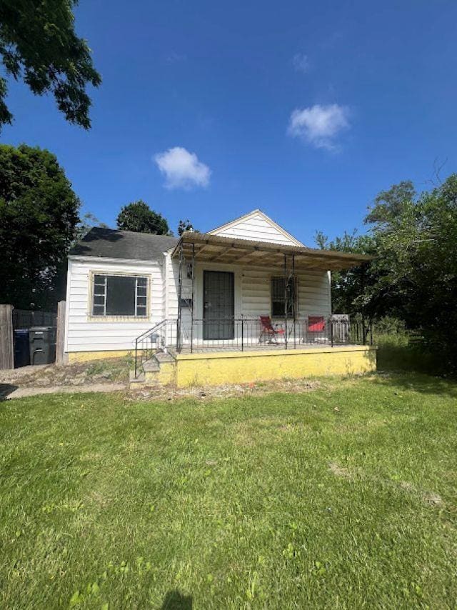 3501 Fleming Rd, Flint, MI 48504 - rear view of house featuring a yard