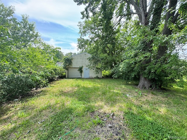 26439 Hopkins St, Dearborn, MI 48141 - view of yard featuring an outdoor structure