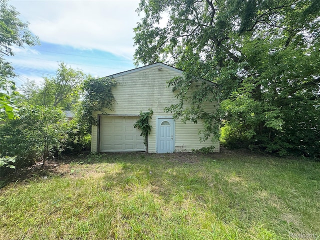 26439 Hopkins St, Dearborn, MI 48141 - view of yard with an outdoor structure