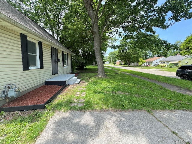 26439 Hopkins St, Dearborn, MI 48141 - view of grassy yard