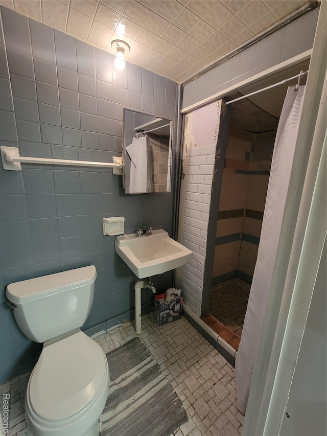 3136 Alden Dr, Sterling Heights, MI 48310 - full bathroom featuring a shower stall and tile walls