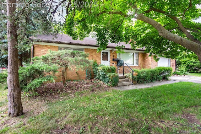 4144 Hillcrest Dr, Warren, MI 48092 - ranch-style house featuring brick siding, a garage, and a front lawn