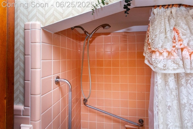 4144 Hillcrest Dr, Warren, MI 48092 - bathroom featuring tiled shower