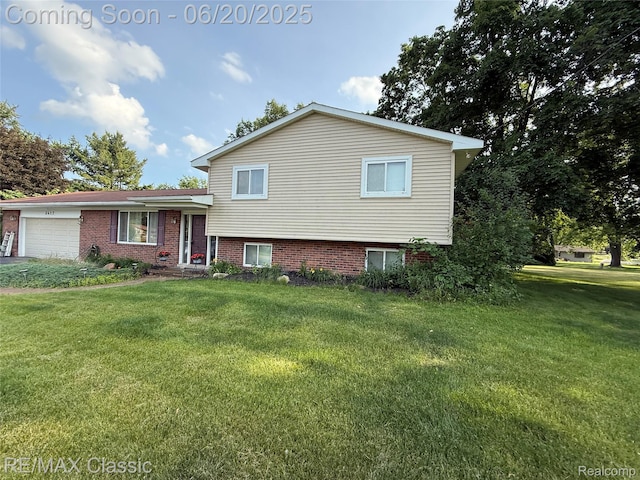 3417 Ramada Dr, Highland, MI 48356 - split level home with a garage and a front yard
