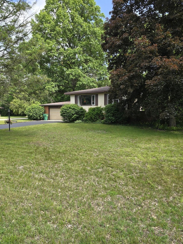 28548 Fairlane Dr, Dowagiac, MI 49047 - view of front of home featuring a front lawn