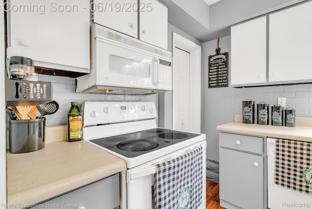 727 Minnie St, Port Huron, MI 48060 - kitchen featuring white appliances, beverage cooler, decorative backsplash, and light countertops