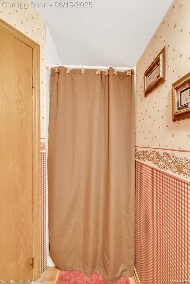 727 Minnie St, Port Huron, MI 48060 - bathroom with wallpapered walls and a shower with curtain