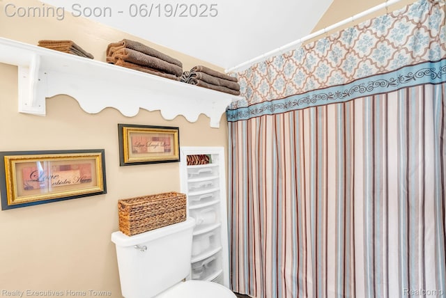 727 Minnie St, Port Huron, MI 48060 - full bath featuring a shower with shower curtain