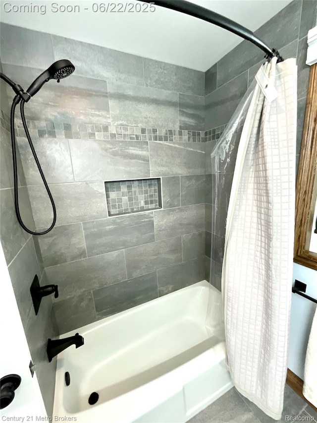 7094 Reid Rd, Swartz Creek, MI 48473 - full bathroom featuring shower / tub combo