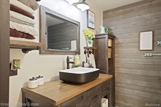 605 Shawnesee, Flushing, MI 48433 - bathroom with vanity