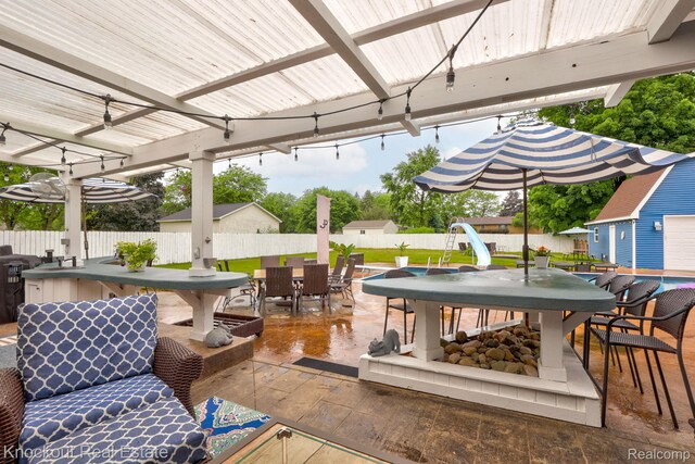 605 Shawnesee, Flushing, MI 48433 - fenced backyard with outdoor dining space