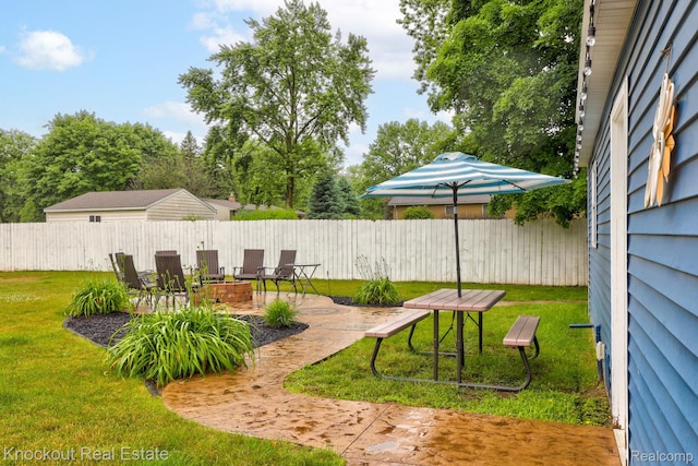 605 Shawnesee, Flushing, MI 48433 - view of yard with a patio area