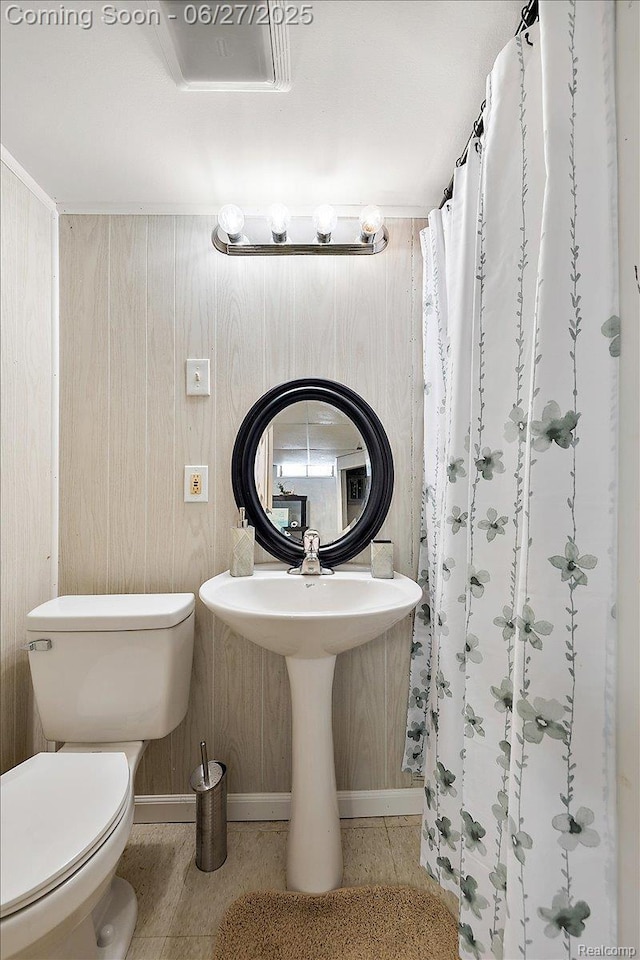 6129 N Linville St, Westland, MI 48185 - bathroom with a shower with curtain