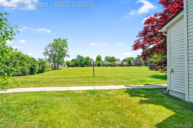 2826 Roundtree Dr, Troy, MI 48083 - view of green lawn