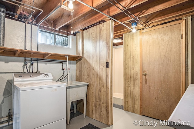 7080 Pine Island Dr NE, Comstock Park, MI 49321 - washroom with washer / clothes dryer