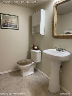 6850 Deerhurst Dr, Westland, MI 48185 - bathroom with toilet and baseboards