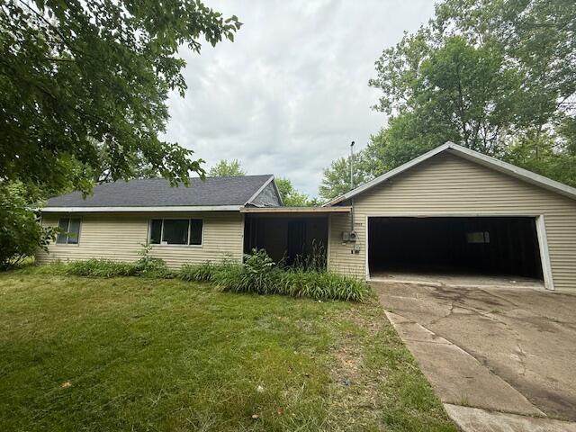 3903 Willow Dr NE, Grand Rapids, MI 49525 - ranch-style home with an attached garage, driveway, and a front yard