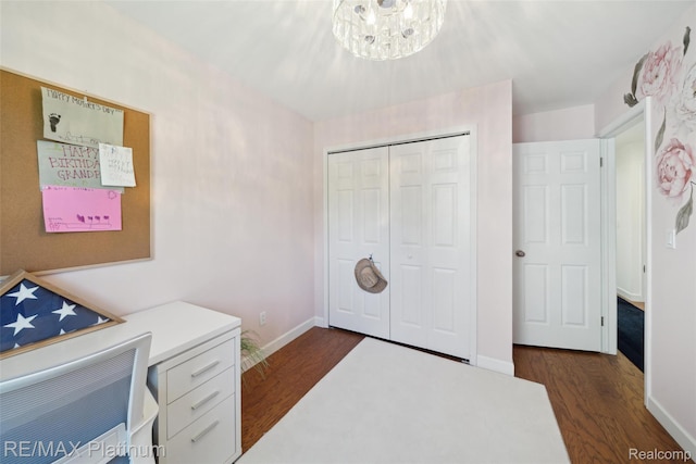 13368 N Fenton Rd, Fenton, MI 48430 - laundry room featuring a chandelier and dark wood-style floors