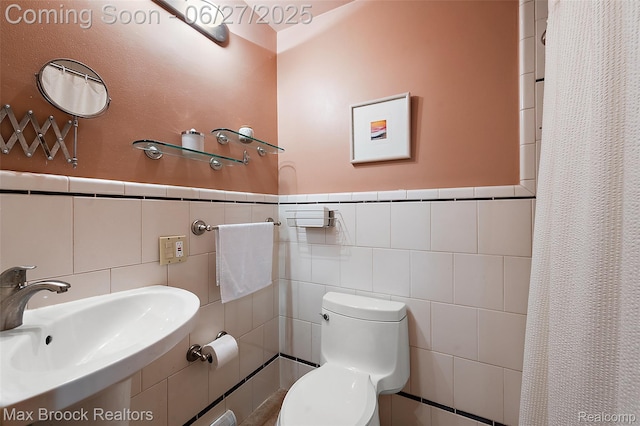 7189 Lindenmere Dr, Bloomfield Hills, MI 48301 - full bath with tile walls, wainscoting, and curtained shower