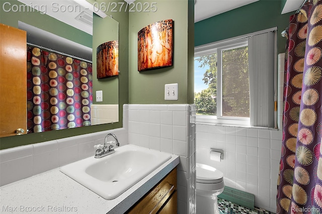 7189 Lindenmere Dr, Bloomfield Hills, MI 48301 - bathroom featuring tile walls and vanity