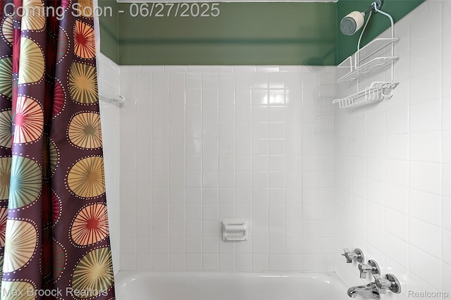 7189 Lindenmere Dr, Bloomfield Hills, MI 48301 - bathroom featuring shower / bath combo