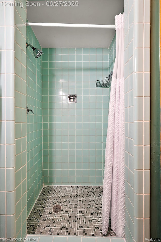 7189 Lindenmere Dr, Bloomfield Hills, MI 48301 - bathroom featuring a shower stall