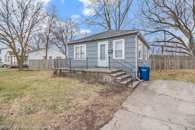 13846 Hendricks Ave, Warren, MI 48089 - shotgun-style home with a shingled roof