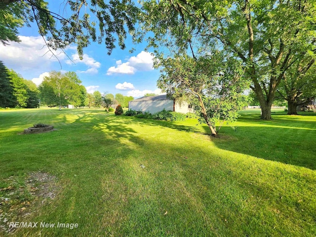 504 Abingdon St, Chesaning, MI 48616 - view of green lawn