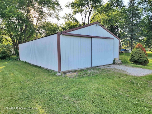 504 Abingdon St, Chesaning, MI 48616 - view of pole building featuring a lawn