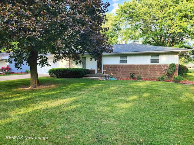 504 Abingdon St, Chesaning, MI 48616 - view of front of property featuring brick siding and a front lawn